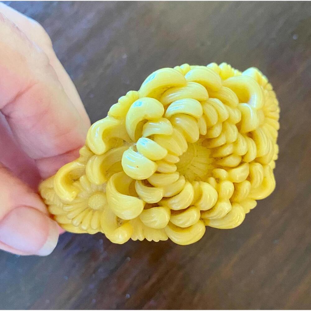 1930s Muted Yellow Celluloid Chrysanthemum Flower Bangle Bracelet 7.5 inches